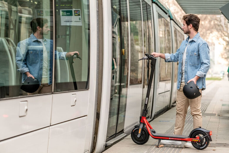 Ninebot by Segway Monopattino elettrico D18E con 18 km di autonomia e ruote da 10" con camera d'aria