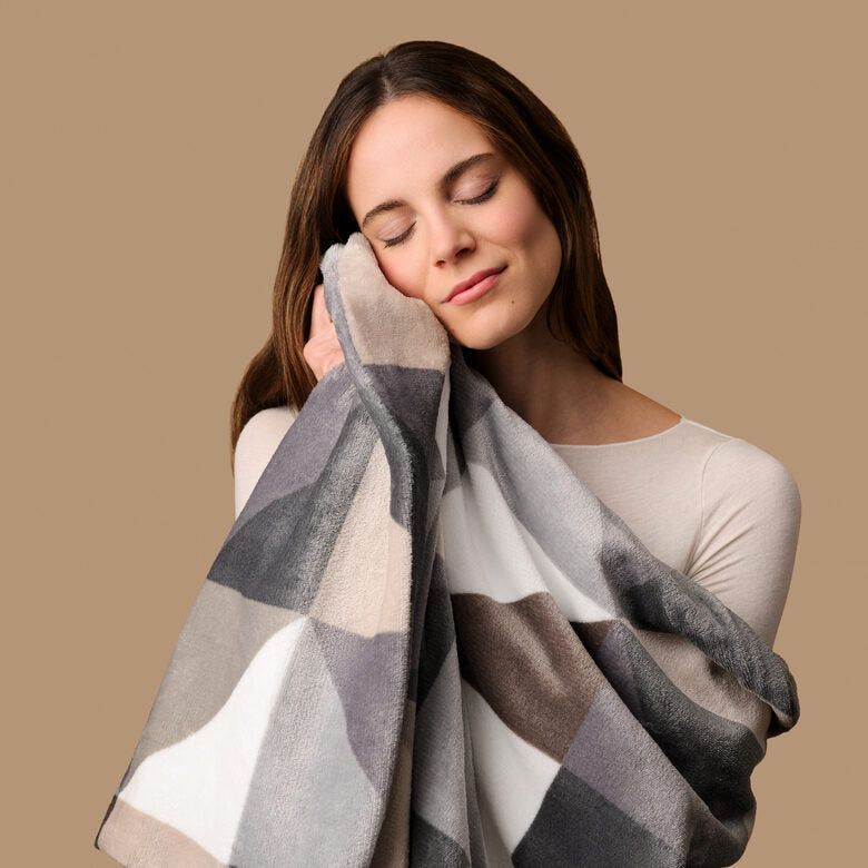 Imetec CaldoPlaid Adapto Plus Velvet Pattern Geometrico 140x180 cm, Plaid riscaldabile, Morbida Coperta elettrica, Tecnologia Adapto Plus, Sistema Sicurezza ElectroBlock, Caldo Subito, 6 Temperature, Bassi Consumi, Lavabile