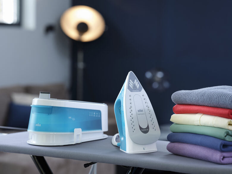 Braun CareStyle 1 - Ferro da stiro con caldaia, Piastra con tecnologia FreeGlide3D, 2400W, 1.5L, Bianco/Turchese (IS1013GR)