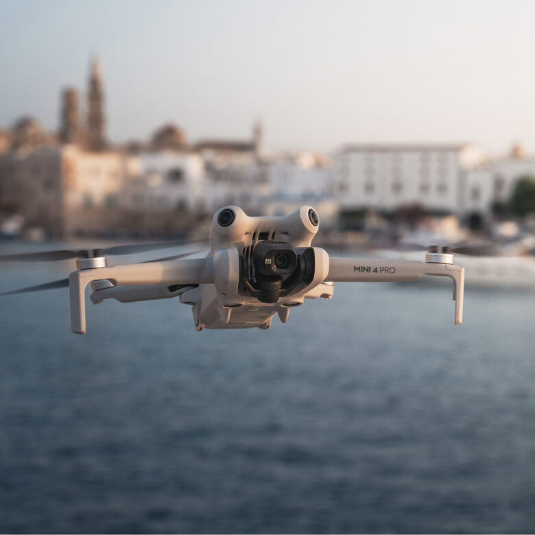 DJI Mini 4 Pro Fly More Combo (RC 2) Drone 4 rotori Quadrirotore 48 MP 3840 x 2160 Pixel 2590 mAh Nero, Bianco