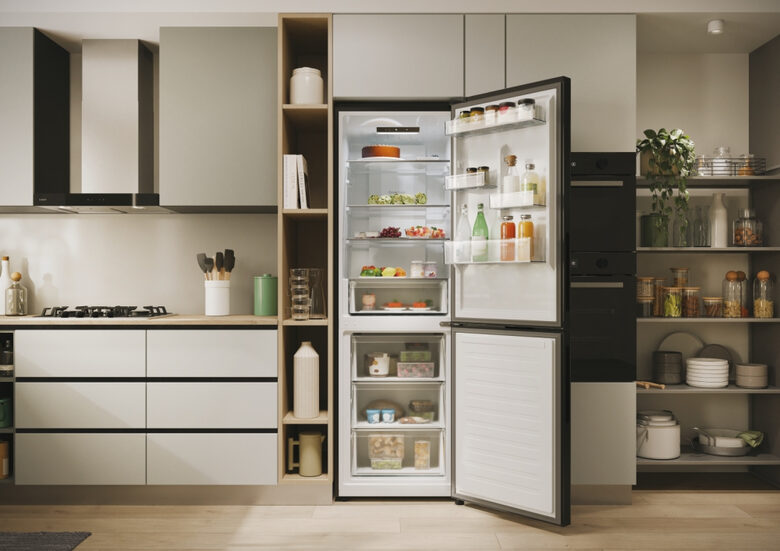 Candy CNCQ2T618EB Frigorifero Libera installazione 355 L E Nero