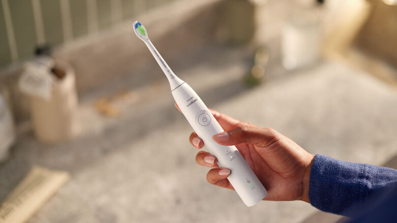 Philips 5300 Series Sonicare spazzolino elettrico sonico con base di ricarica e custodia, 2 livelli di intensità, sensore di pressione confezione da 1 spazzolino bianco e 1 spazzolino nero H