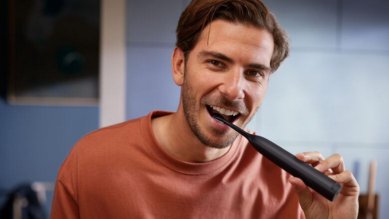 Philips 5300 Series Sonicare spazzolino elettrico sonico con base di ricarica e custodia, 2 livelli di intensità, sensore di pressione confezione da 1 spazzolino bianco e 1 spazzolino nero H